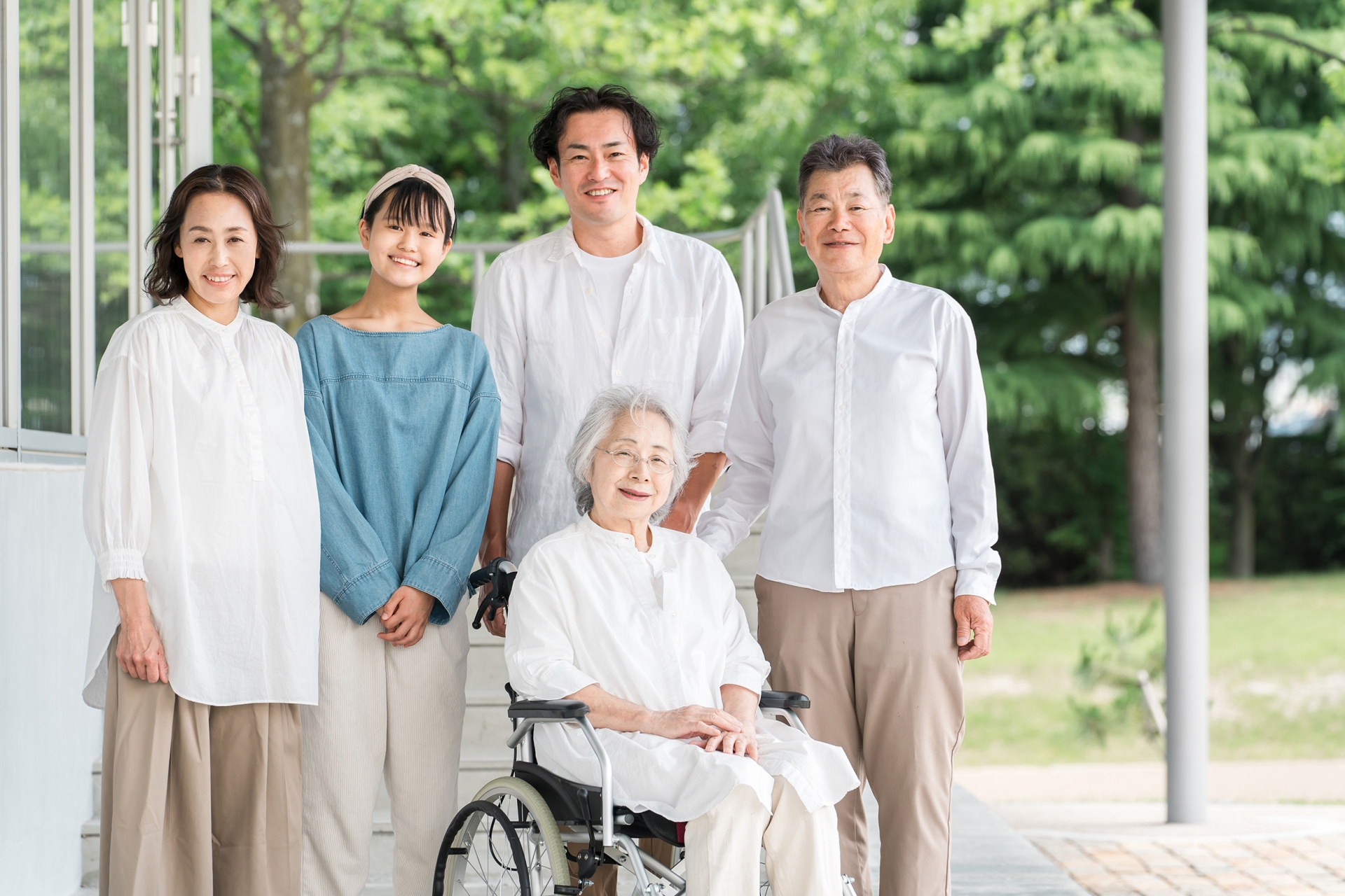 病院にお見舞いに来た三世代家族