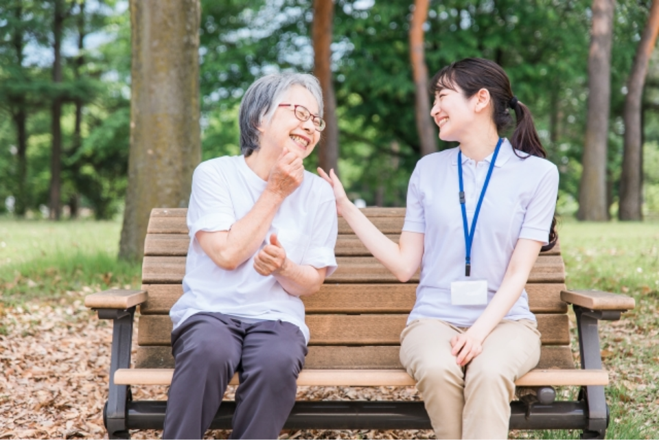 楽しそうに話す介護職員と高齢者